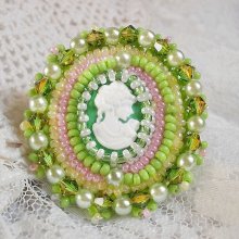 Anisse ring geborduurd met een hars cabochon portret van een vrouw met rozen en Swarovski kristallen